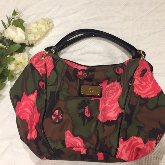 Trina Turk Handbags - 2X HP! 🎉💕🍾 Trina Turk Floral Camouflage Tote
